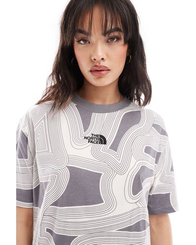 The North Face Camiseta gris extragrande con estampado geométrico