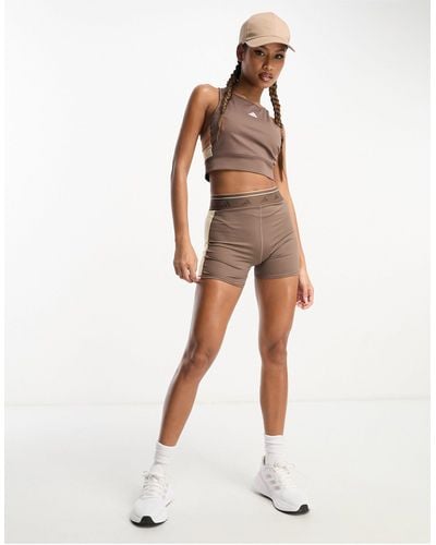 adidas Originals Leggings cortos marrones con diseño color block techfit - Neutro