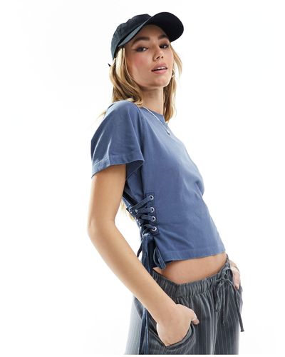 Miss Selfridge T-shirt blu slavato a maniche corte con allacciatura laterale
