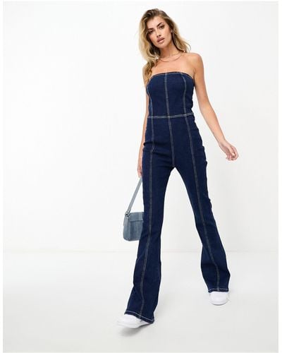 In The Style – exclusive – trägerloser, ausgestellter jumpsuit aus denim - Blau