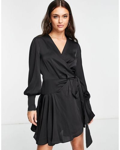 Glamorous Robe portefeuille à détail volanté en satin - Noir