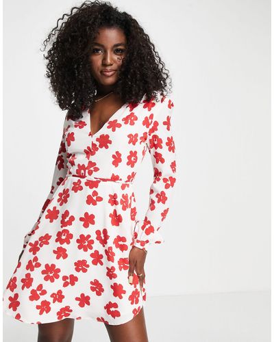 Glamorous Vestito corto avvolgente a fiori rossi con scollo a v - Bianco