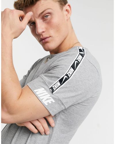 Nike – repeat pack – t-shirt mit zierband - Grau