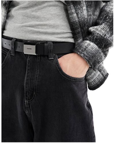 Calvin Klein Cintura nera da 35 mm con placca smussata - Grigio