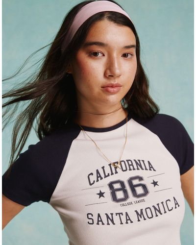 Miss Selfridge T-shirt mini color crema con maniche raglan blu navy e stampa "california" - Nero