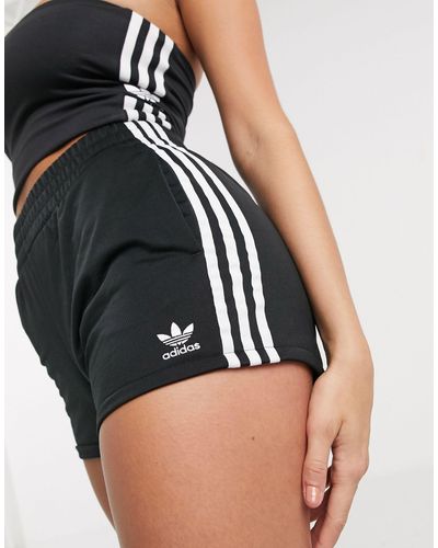 adidas Originals – adicolor – e Shorts mit hohem Bund und drei Streifen - Schwarz
