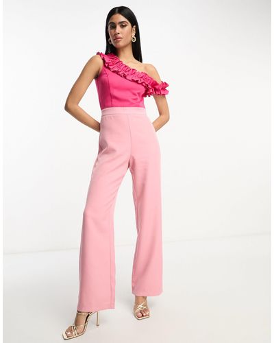 In The Style – exclusive – kontrastierender one-shoulder-jumpsuit mit rüschen - Pink