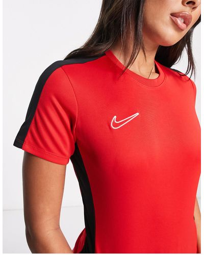 Nike Football Academy - t-shirt en tissu dri-fit avec empiècement - Rouge