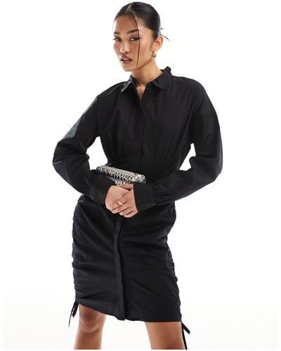 Vero Moda – seitlich gerafftes mini-hemdkleid - Schwarz