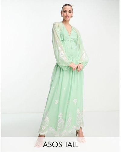 ASOS Asos design tall - robe longue brodée oue dans le dos à encolure en v et finitions fantaisie - Vert