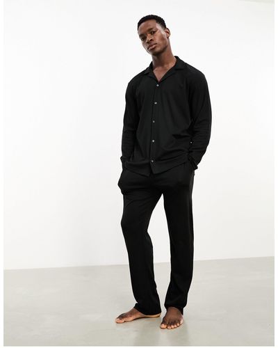 Calvin Klein – ck black – pyjama mit geknöpftem hemd und hose - Schwarz