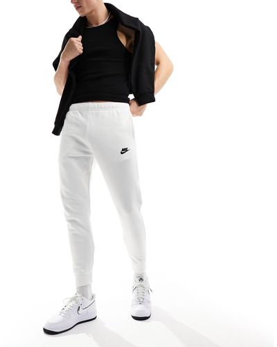 Nike Club - jogger à chevilles resserrées - Blanc