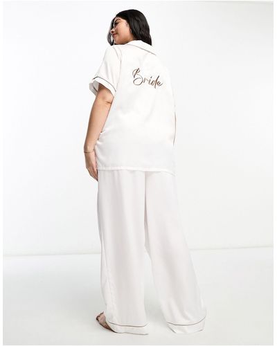 Loungeable Curve - ensemble en satin avec pantalon et chemise à manches courtes et revers avec inscription bride - ivoire - Blanc
