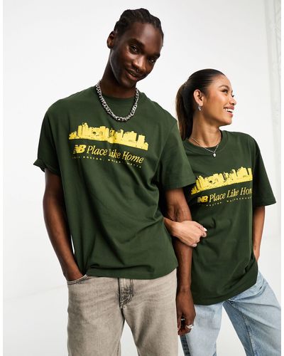 New Balance Exclusivité asos - - nb - t-shirt unisexe oversize avec motif place like home - foncé et moutarde - Vert