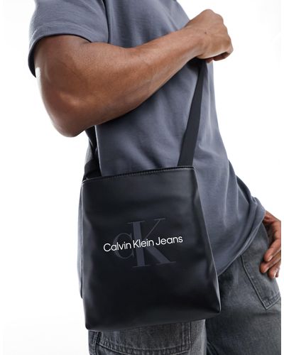 Calvin Klein Bandolera negra plana con monograma y acabado suave - Azul