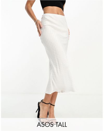 ASOS Asos design tall - jupe mi-longue en jacquard satin coupée en biais - carreaux s - Blanc