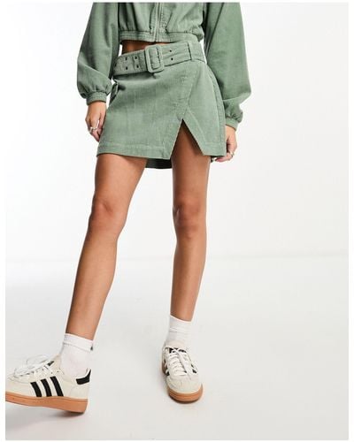 ASOS Mini-jupe portefeuille d'ensemble en velours côtelé - sauge - Vert