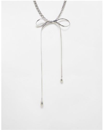 Reclaimed (vintage) Collier unisexe à pendants avec motif nœud - Blanc