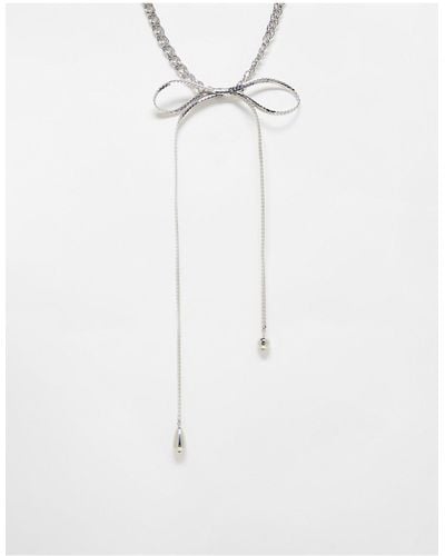 Reclaimed (vintage) – farbene unisex-halskette mit hängendem schleifenanhänger - Weiß