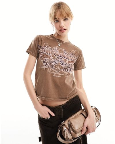 Reclaimed (vintage) Camiseta marrón lavado con diseño efecto encogido y estampado