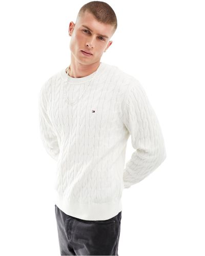 Tommy Hilfiger – klassischer pullover mit rundhalsausschnitt und zopfmuster - Weiß