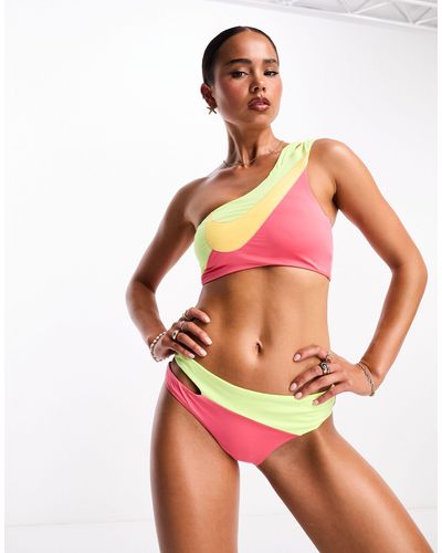 Nike – icon swoosh – asymmetrisches bikinioberteil mit blockfarbendesign - Rot