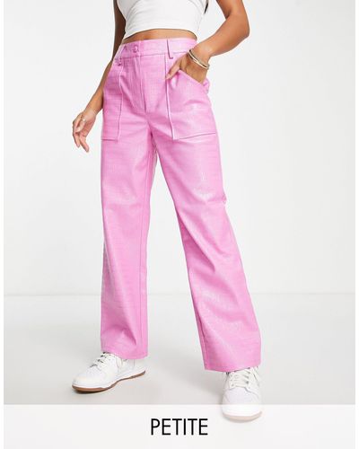 Miss Selfridge Petite - pantalon droit verni effet croco avec fente sur les côtés - rose