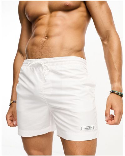 Calvin Klein Core solids - pantaloncini da bagno bianchi medi con coulisse - Bianco