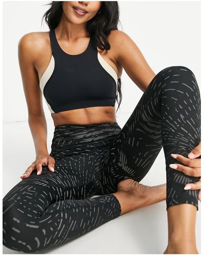 Nike Nike - Yoga - Dri-fit - Sport Bh Met Medium Ondersteuning En Swoosh - Zwart
