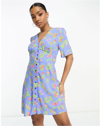 Nobody's Child Alexa - robe courte froncée à imprimé fruits - Bleu