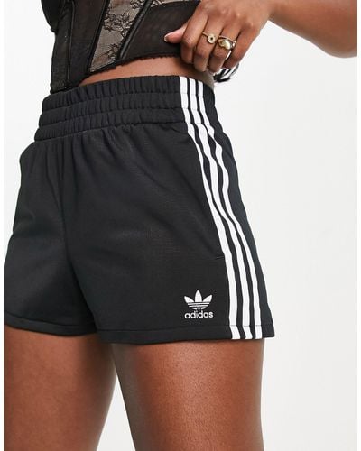 adidas Originals – adicolor – e shorts mit hohem bund und drei streifen - Schwarz