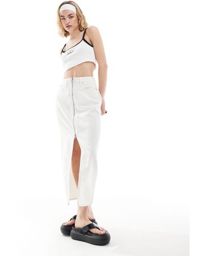 Calvin Klein Falda vaquera larga blanca lavada con detalle - Blanco