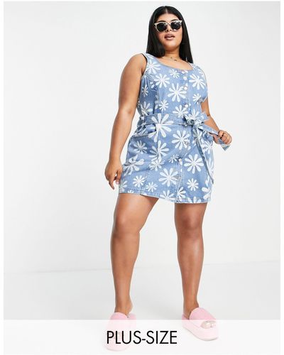 Urban Bliss Plus - robe en jean à imprimé marguerites nouée à la taille - Bleu