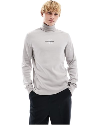 Calvin Klein – freefit – langärmliges sweatshirt mit rollkragen - Weiß