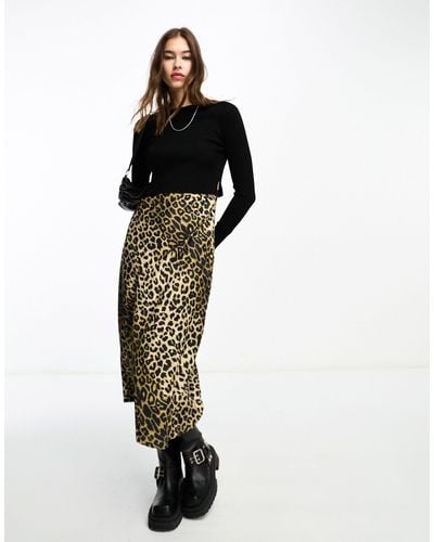 AllSaints – hera – 2-in-1-midi-trägerkleid mit leopardenmuster und pullover - Schwarz
