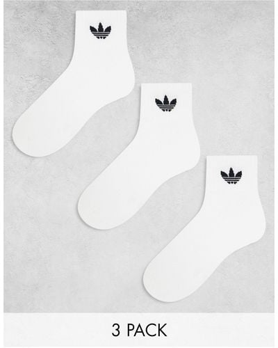 adidas Originals Confezione da 3 paia di calzini alla caviglia bianchi - Bianco