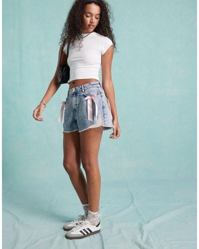 Miss Selfridge Short en jean avec poches en cœur et nœuds contrastants en satin - moyen délavé - Bleu