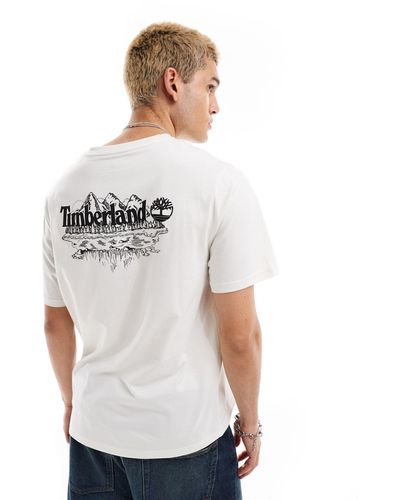 Timberland T-shirt oversize sporco con stampa grande di montagne sulla schiena - Bianco