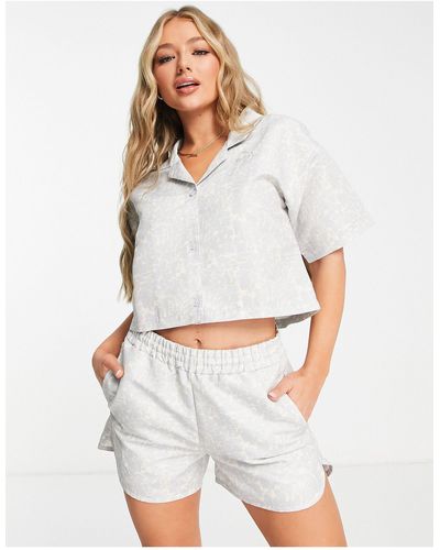 PUMA – summer resort – kurz geschnittenes hemd mit em blumenprint - Weiß