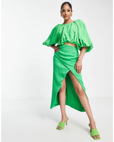 ASOS Falda midi verde luminoso texturizada con parte delantera drapeada