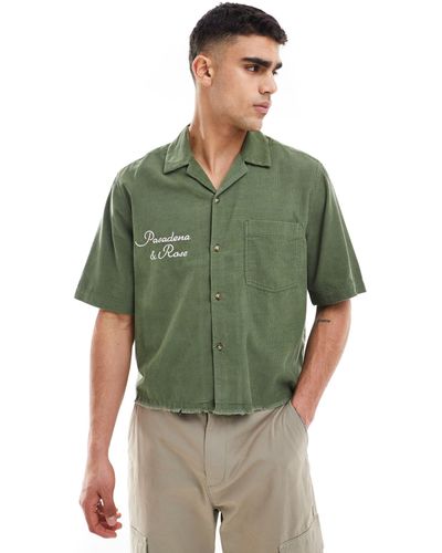 ASOS – hemd mit reverskragen, stickerei auf der brust und lockerem, kurzem schnitt - Grün