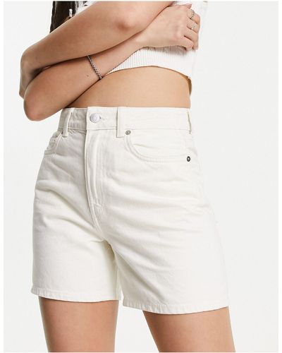 Weekday Pantalones cortos vaqueros color estilo bermudas - Blanco