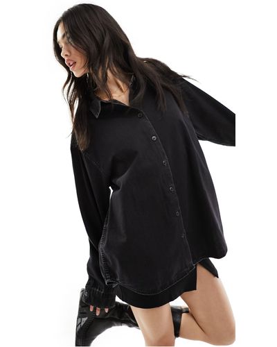 ASOS Camisa vaquera con lavado negro y diseño minimalista