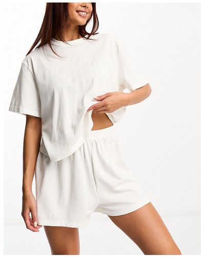 Lacoste Loungewear - pyjama avec t-shirt et short à imprimé graphique - Blanc