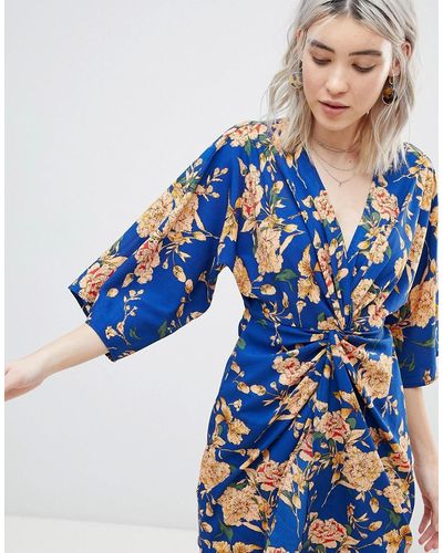 Boohoo Robe kimono avec nud sur le devant fleurs - Bleu