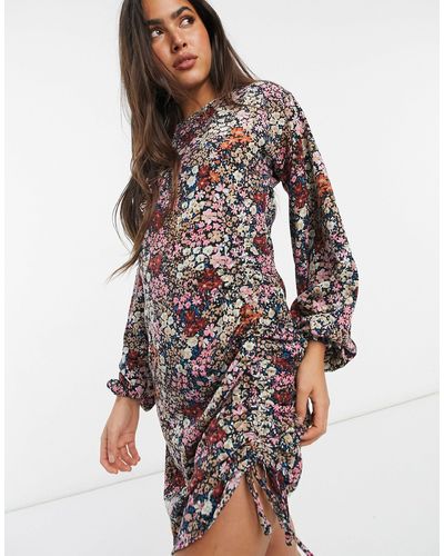 Vero Moda Robe courte froncée près du corps à imprimé floral mixte - Multicolore