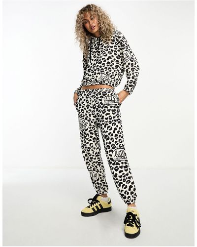 Love Moschino – jogginghose mit leopardenmuster, kombiteil - Weiß