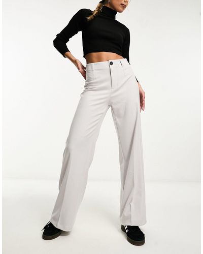 Bershka Petite - pantalon large ajusté - pâle - Blanc