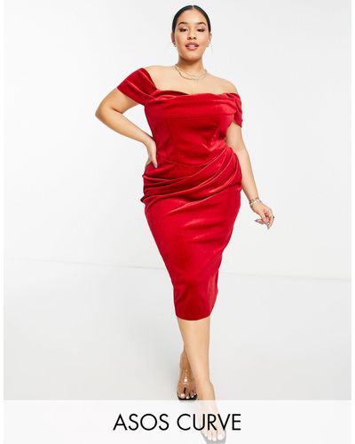 ASOS Asos design curve - robe fourreau mi-longue en velours avec détails corset et encolure bardot drapée - Rouge