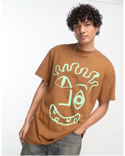 Weekday Camiseta marrón extragrande con estampado gráfico - Neutro